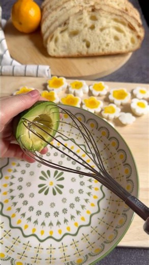 How to cut an avocado 🥑 #shortvideo #cookingshorts