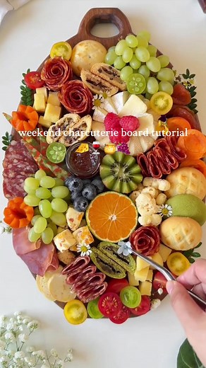 🍇 Charcuterie board tutorial, packed with fruits, yummy cheeses and cured meat 🤤 #charcuterie #charcuterieboard #brunchboard #grazingtable #meatsandcheese #ukcatering