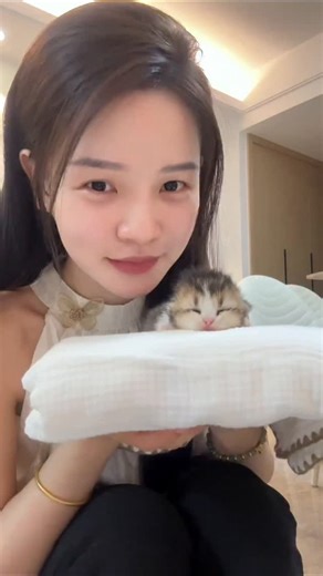 Sammy Xiu on Instagram: "Starting the day with soft purrs and a kitten kiss #kittens #meow #cute #cat #love"