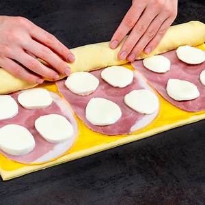 The famous puff pastry snack that is driving the world crazy! Ingredients: puff pastry: 300 g (11 oz) mustard: 40 g (1.4 oz) ham: 150 g (5.3 oz) mozzarella: 200 g (7.1 oz) eggs: 1 pc cheese cream: 200 g (7.1 oz) soft butter: 50 g (1.8 oz) hot sauce: 5 g (0.2 oz) dried thyme: 5 g (0.2 oz) salt: 3 g (0.1 oz) black pepper: 2 g (0.1 oz) garlic: 2 pc vegetable oil: 20 ml (0.7 fl oz) salt: 3 g (0.1 oz) | Appetizing.tv