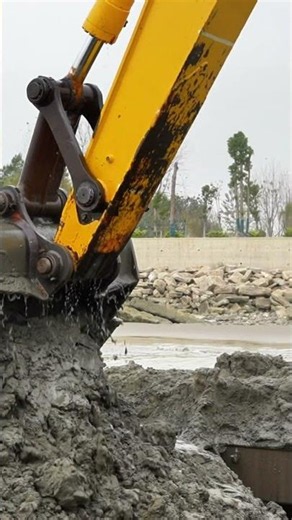 #dredging #excavator #digger #construction #komatsu #heavyequipment