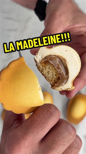 RECETTE MADELEINE EN TROMPE L’ŒIL ! ⬇️⬇️⬇️ Recette pour 12 madeleines (moule madeleine illDESIGN-France) BISCUIT MADELEINE : 200g de beurre noisette 150g d’œufs 130g de cassonade 30g de miel 60g de lait 200g de farine 5g de levure chimique QS vanille en poudre Réaliser un beurre noisette. Refroidir à 40°C. Mélanger tous les ingrédients dans l’ordre et finir par le beurre noisette. Étaler dans un cadre en silicone de 30x40cm. Cuisson : 175°C 12min CARAMEL TENDRE : 125g de glucose 125g de sucre 12