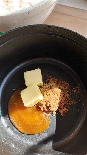 This sweet and salty popcorn is coated in a buttery honey caramel with just the right touch of Real Salt. It’s crunchy, golden, and totally addicting! Find the recipe in the link in our bio! 🍿 Ingredients: 1/2 cup popcorn kernels 1/4 cup honey (Try Redmond Real Raw Honey if you live in Utah.) 1/4 cup brown sugar 1/4 cup butter 2 tsp. Real Salt Popcorn Salt 1 /2 tsp. baking soda 1 tsp. vanilla Instructions: Preheat oven to 225°F. Pop kernels using an air popper or stovetop method with avocado oi