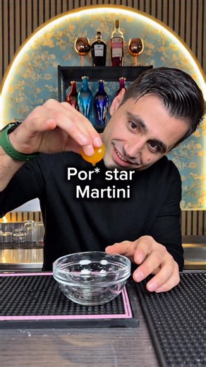 Lisander Collaku on Instagram: "Por* star Martini sferificato con tecnica di sferificazione inversa. Bagno di alginato: 500 ml acqua 2,5 g alginato di sodio Lasciate riposare 1 giorno in frigo Miscela sferificata (500 ml): 100 ml vodka alla vaniglia 50 ml sciroppo al passion fruit con succo 50 ml sciroppo alla vaniglia Acqua q.b. fino a 500 ml Calcio lattato 10 g Congelate"