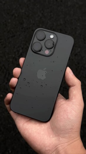 iTheme Design on Instagram: "iPhone 15 Pro Black & Depth of Field Wallpaper on Rainy Day! #iphone15 #iphone15promax #iphone15pro #iphonewallpaper #handy #wallpaperiphone #iphonetheme #hintergrundbilder #widget #widgets"