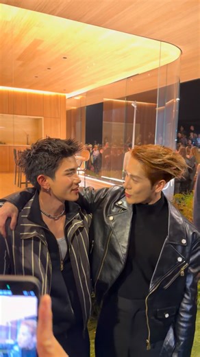 @jacksonwang852g7 與 @fourth.ig 於 @louisvuitton 2026秋冬男裝系列騷場上合照留念，唔知係咪已經約好咗下次泰國再聚呢？ #esquire #esquirehk #louisvuitton #lvmenfw26 | Esquire HK