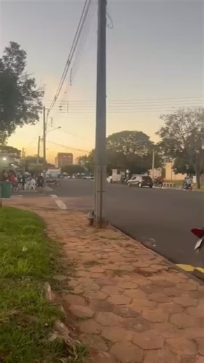 Tribo Concursos on Instagram: "🚨 Bora pra mais um DIREITO NA PRÁTICA? Um casal foi flagrado praticando direção perigosa — aquele famoso “grau” em via pública. Quando a PM deu ordem de parada, eles fugiram. Na perseguição, o policial colidiu propositalmente contra a moto e ainda desferiu um chute no condutor para imobilizá-lo. 👉🏼 E aí: estamos diante de desobediência, resistência ou até abuso policial? ➡️ Gabarito: Letra B Resistência (art. 329, CP) + atuação legítima do policial pelo atributo