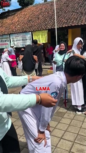 “Momen Haru Saat Guru Memeluk Siswa Yatim Piatu di Acara Perpisahan”
