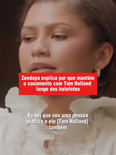 Zendaya (@zendaya) abriu o coração ao falar sobre a decisão de manter o casamento com Tom Holland (@tomholland2013) longe dos holofotes. Em entrevista ao The New York Times, a atriz afirmou que compreende o interesse do público pela vida do casal, mas explicou que os dois fazem questão de preservar a intimidade da relação. 📽 @nytimes