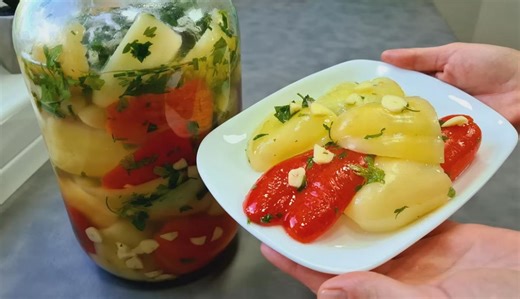 Kisele paprike sa belim lukom po receptu starom 50 godina: Ne kuvaju se, a gotove su očas posla