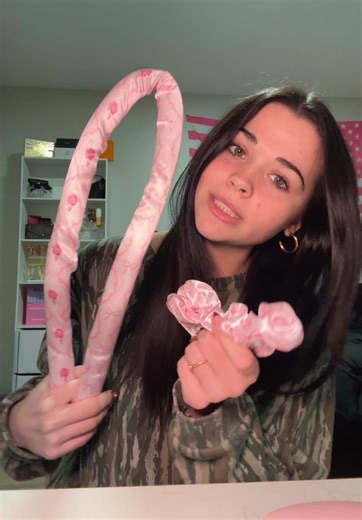 LITERALLY DONT ASK. How’s everyone feeling about these snowstorms??? Spooky #heatlesscurls #nightroutine