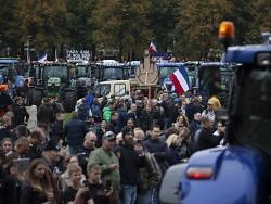 Dutch farmers protest efforts to cut emissions, reduce herds