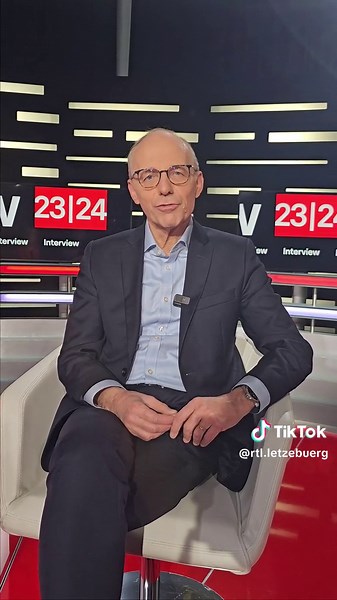 Mir hunn den neie Premierminister Luc Frieden gefrot, wat seng perséinlech Virsätz fir dat neit Joer sinn! De kompletten Interview fannt Dir op RTL Play. #LucFrieden #premierminister #interview #rtlluxembourg #rtllëtzebuerg #2023 #2024 #luxembourg #luxembourg🇱🇺 #lëtzebuerg #lëtzebuergtiktok