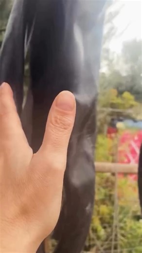 🌱♻️ Being 𝐬𝐮𝐬𝐭𝐚𝐢𝐧𝐚𝐛𝐥𝐞 also means giving a second life to items we no longer use. At Portugal Nature Trails, in partnership with @caminhosdanaturezapt, we care deeply about the impact of our footprint and decided to take things a step further. 💚 🤝 Together with @vadavida we collected used inner tubes and transformed them into something completely new. What many would see as waste becomes stylish and functional wallets with a unique design created especially for PNT. ✨Each wallet car