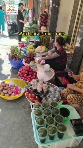 Saigon Street Markets - Local Life in Motion