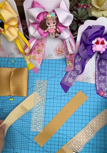 35K views · 703 reactions |  TUTORIAL #44 MOÑO MEDIANO  Materiales : 8 piezas de 3.8cm x 25cm. 3 piezas de 3.8cm x 26cm. 2 piezas de 3.8cm x 23cm. 2piezas de 3.8cm x 20cm. 2 piezas encaje de 3.8cm x 18cm. 1 pinza reforzada de 8cm. 1 clay para decorar . Muuuuuucho amor y manitas a los moños 殺殺殺 | Listones, Resinas y Material para moños | Facebook