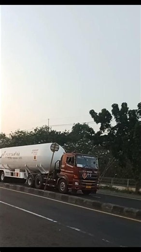 Hino 500 LPG Tanker Truck on the Road #Hino500 #LPGTanker #TankerTruck #HeavyTruck