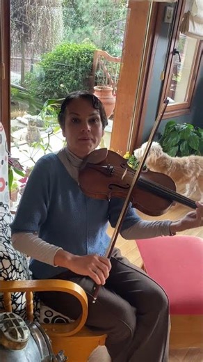 Evde, Doğal Halimde… 🎻 | Çayır Çimen Geze Geze