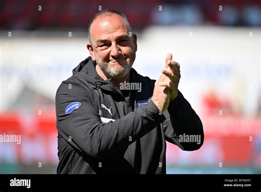 vor Spielbeginn: Trainer Coach Frank Schmidt 1. FC Heidenheim 1846 FCH bedankt sich bei Fans klatscht aufmunternd in die Haende, Beifall Gestik Geste 1. FC Heidenheim 1846 FCH vs 1. FC Union Berlin FCU 11.04.2026 DFL REGULATIONS PROHIBIT ANY USE OF PHOTOGRAPHS AS IMAGE SEQUENCES AND/OR QUASI-VIDEO Foto: Eibner-Pressefoto/Michael Weber Stock Photo - Alamy