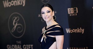 Eva Longoria tendance en haut transparent qui dévoile sa lingerie et pantalon métallisé (elle est sensationnelle !)