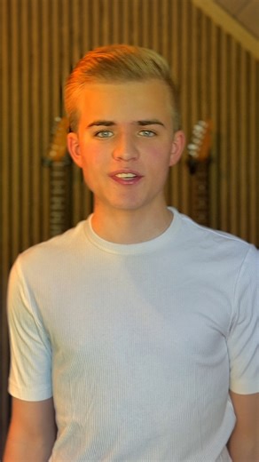 Ich hab ein ganz besonderes Programm vorbereitet – mit vielen eigenen Songs und natürlich auch ein paar Weihnachtsliedern. 🎄💫 Sichert euch eure Tickets bei Eventim – ich freu mich mega, wenn ihr dabei seid! ❤️ #PhilSchaller #Adventskonzert #Treysa #Eventim #LiveMusic | Phil Schaller Music