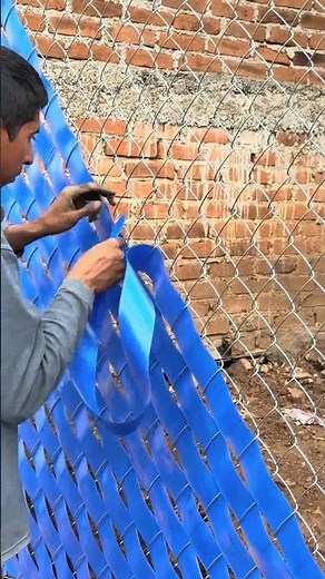 Instalación de malla ciclónica con cintas plásticas