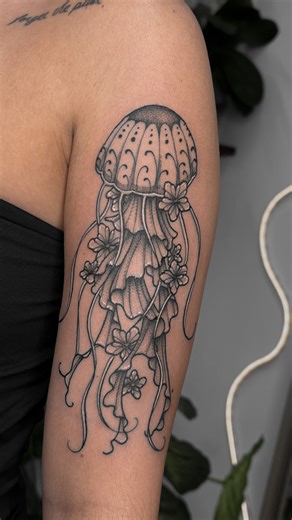 SOPHI INK ✧ Tattoo Artist on Instagram: "TATTOO ÁGUA VIVA COM FLORES 💕🌊 Quer ter uma tatuagem criada do zero pra você? Entre em contato pelo link da bio! 🧚‍♀️ —————————————————- CARTUCHOS usados | Cartridges: ✧ 0803RL e 1009RL MAQUINA de tattoo | Tattoo machine: ✧ CNC Kronos Freehand: ✧ Caneta cis spiro 0.7 Tempo total: 1h30 FORNECEDOR: @‌medinatattoosupplies 🛍️ 🏷️SOPHI5 ✧ 5% de desconto em cartuchos UP"