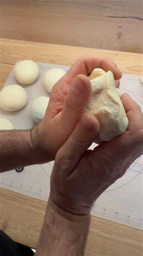 Přátelé, bude pizza 🍕 Jo a nenechte se zmást, to nejsou moje ruce 🤣. #budepizza #těstonapizzu | Těhotnej kuchař