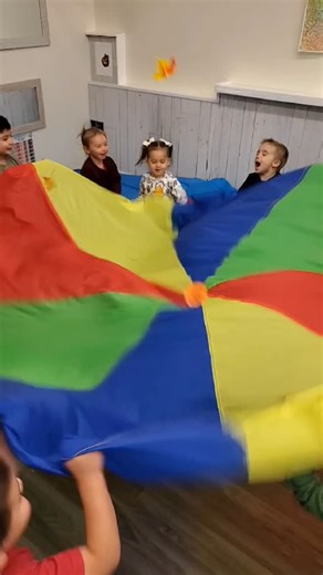 PARACHUTE PLAY🪂 Put some leaves🍂🍃🍁 in the middle and try to bounce them out! The kids LOVE it♥️ after you do that, sing ring around the rosy together🎶 #kidsactivityideas #parachutegames #musicclass #earlychildhoodeducation | Tot Spot Lloydminster