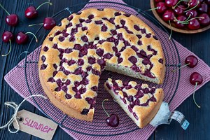 Probajte ovaj preukusni ŽUTI KOLAČ SA VIŠNJAMA:Lako se pravi a još lakše jede (VIDEO)