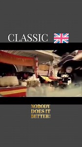 Pierce (James Bond) Brosnan’s “Wild Tuk-Tuk Ride in Thailand” advertisement 🚖🇹🇭🔥 😎 In this unforgettable Visa commercial 💳, the legendary Pierce Brosnan 🎬 — known worldwide as James Bond 007 🕶️ — finds himself zooming through the lively, chaotic streets of Thailand 🇹🇭 in a runaway tuk-tuk 🚖! The driver recognizes Brosnan, thinks he’s the real James Bond 🕵️‍♂️, and launches into an epic chase — weaving through traffic 🚦, squeezing down tiny alleys 🛣️, and pulling wild stunts 💥 — de