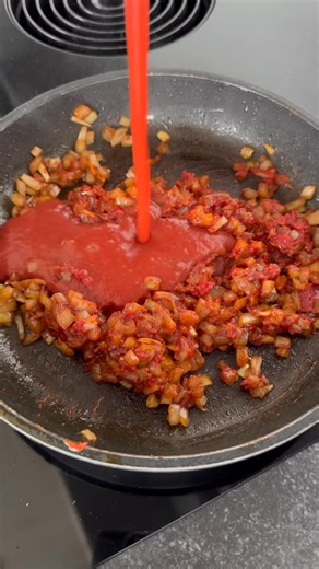 Koteletter i fad med cremet fløde-paprikasauce 😋 Vaskeægte comfort food og en klassiker fra mormor-køkkenet 🧡 Se opskriften her —> https://madenimitliv.dk/koteletter-fad/ | Maden i mit Liv