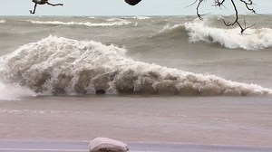 Fuerte oleaje causa el cierre del sendero del Lake Shore Drive entre las playas de la North y las calles Oak y Ohio en el centro de #Chicago... Así luce el lago esta tarde ¡cuidado! Más del tiempo aquí. https://tinyurl.com/y73t5a2f | Telemundo Chicago