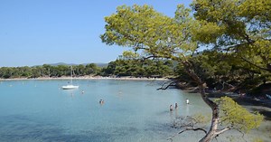 Véritable paradis sauvage, cette plage méconnue du Var est à découvrir absolument cet été