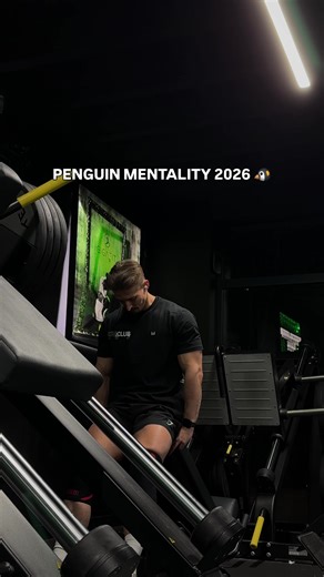 Soyez ce pingouin 🐧 Le “penguin edit” fait référence à une scène d’un documentaire animalier de Werner Herzog, Encounters at the End of the World. Le public a été profondément marqué par cette séquence montrant un manchot solitaire qui abandonne son groupe et se dirige vers les montagnes, refusant obstinément d’être ramené parmi les siens. Certains y ont vu une expression du libre arbitre, d’autres une rébellion nihiliste contre la routine et la monotonie, tandis que d’autres encore l’ont inter