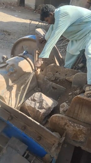 Rock Crusher in Action – Crushing Solid Stone #RockCrusher #RockCrushing #HeavyMachinery #IndustrialPower #MiningEquipment #StoneCrusher #USAIndustry #EuropeConstruction #UKMachinery #CrushingPlant | RSK React