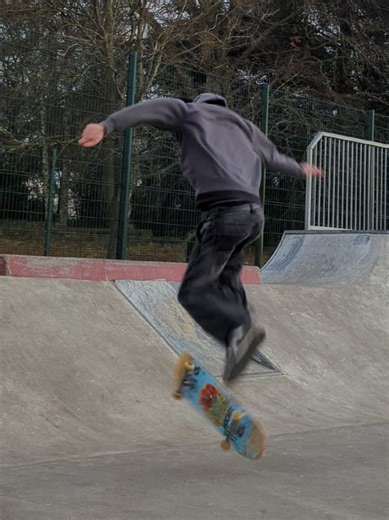 Varial flip was genuinely the best Christmas present ever 🥹✌️ #foryoupagе#fyp#skateboard#skate#tvgirl