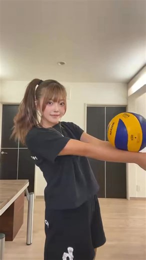 衣笠乃愛 Noa Kinugasa on Instagram: "家でもたまにバレーする🏐 #volley #volleyball #beach #beachvolley #beachvolleyball #バレー #バレーボール #ビーチバレー #ビーチバレーボール"