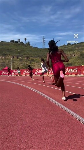 Clara Adams 53.64 for a dominant win in the 400m 📈📈🥇