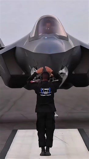 Most Beautiful Female Pilot U.S #military #pilot #airforce #airfighters #aviation #femalepilot #us