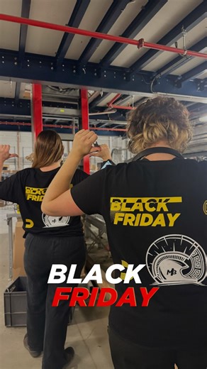 2 MIN DANS LES COULISSES DU BLACK FRIDAY MOTOBLOUZ 🏴‍☠️ C'est le Black Friday, le plus gros week-end de l'année ! Les spartiates de l'équipe logistique sont au taquet depuis 4h, les équipes du siège dans les starting-blocks et notre service client prêt à répondre à toutes tes questions ! Si tu veux t'équiper c'est nowwww ! Bon weekend ✌ Ah... au fait, si tu veux t'équiper à prix fracassés c'est par ici : https://swll.to/VF9WdaO | Motoblouz