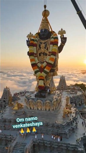భక్తి శిఖరం! మహా పూలదండతో శ్రీ వేంకటేశ్వర స్వామి అలంకారం 🙏🔥#viralshort #venkateswaraswamy