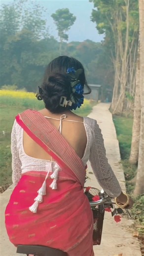 Rahi Sen on Instagram: "Teri kali akhe #cycle #share #viral #sareee #sareelove"