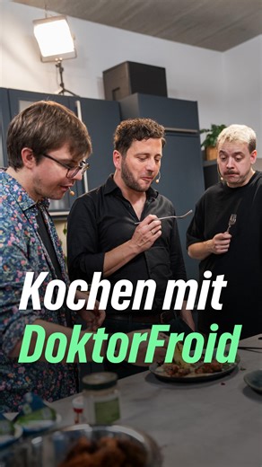 Felix Banaszak on Instagram: "Ich war bei den Jungs von @doktor_froid in deren Kochshow „Copy + Taste“ zu Gast. Neben vegetarischen Köttbullern konnte ich meine 1A-Messer-Skills unter Beweis stellen und habe ein bisschen aus dem Politiker*innen-Nähkästchen geplaudert. 😉 Den ganzen Stream könnt ihr euch auch noch im Nachgang auf Twitch anschauen, ich habe ihn euch in meiner Story verlinkt!"