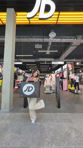 Zoë Manoek on Instagram: "Come shop with me at JD Sports Somerset Mall 🖤 Catch me in store this Saturday and shop their stellar Black Friday deals! 👟🔥"