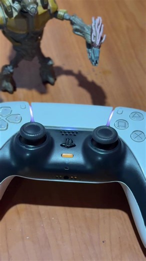 ¿Conocías este botón de emergencia en tu PS5? 🎮🔇 El botón del DualSense hace mucho más que apagar el micrófono. Si lo mantienes presionado 2 segundos, silencias todo el sonido de tu pantalla y juego de un solo golpe. ¿Ya te sabías este truco o te acabas de enterar? Déjamelo en los comentarios 👇 #LaJuegósfera #PS5 #DualSense #GamingTips #PS5Hacks