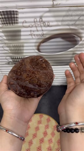 Minnie Thakur💫 Golden Drops Oil,Mom Influencer on Instagram: "ki roti banane ke liye aapko chahiye – Ragi ka atta, garam pani, ghee aur namak (swad ke hisaab se) Sabse pehle pani garam karein. Usme 1 chamach ghee aur swad anusaar namak daal dein. Pani me jaise hi boil aaye, gas band kar dein. Ab is garam pani me ragi ka atta daalein aur spoon ki madad se ache se mix karein. Jab atta thoda thanda ho jaye, tab haath se achi tarah gundh lein. Ab is aate ko 5 minute ke liye dhak kar rest karne dein