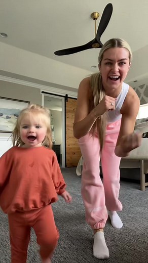 This girl can't resist a little tik tok dance with mama 😉🥰 #dancingtoddlersoftiktok #momanddaughterdancing #professionaldancers #dancersoftiktok #mymoneydontjiggle #FindYourEdge