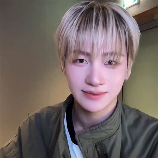 260405 jihoon wv live #지훈 https://t.co/GC99GJ3jvN🪼: an episode during april fool’s day? you can ask dohoonie hyung about that, i couldn’t say it(comment)🐺: kkkkkk don’t do it🪼: (looks at the comment) huh, what did you say? just reveal what’s my favourite song instead? i can’t~ i can’t reveal both the story and my favourite song, dohoonie hyung also said not to do it. i’ve talked about this to dohoonie hyung, but… (i can’t say it)~