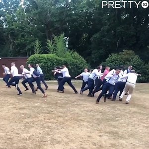 What happens when the groom throws the wedding bouquet 😂 Via Pretty 52 | ElegantWeddingInvites